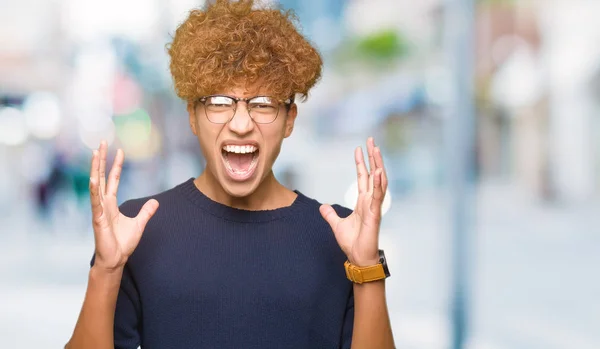 Joven Hombre Guapo Con Afro Usando Gafas Loco Loco Gritando — Foto de Stock