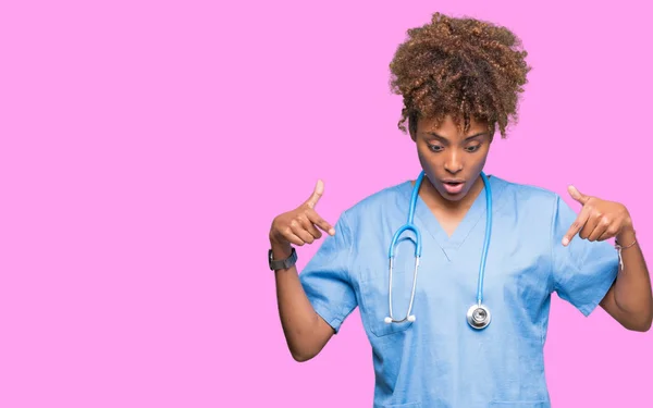 Joven Mujer Médica Afroamericana Sobre Fondo Aislado Señalando Con Los — Foto de Stock