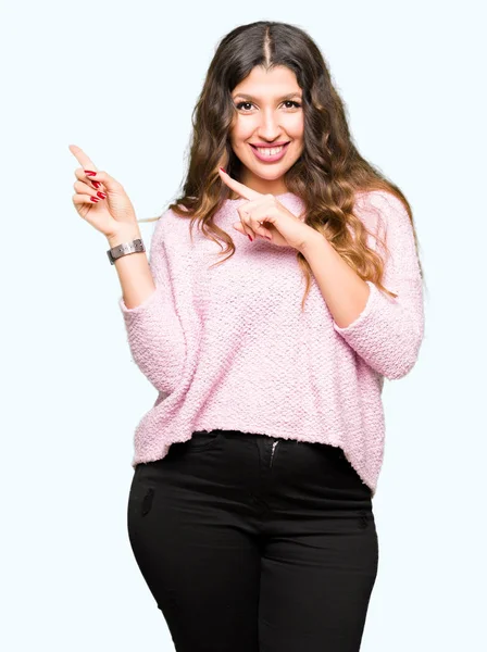 Jovem Mulher Bonita Vestindo Suéter Rosa Sorrindo Olhando Para Câmera — Fotografia de Stock