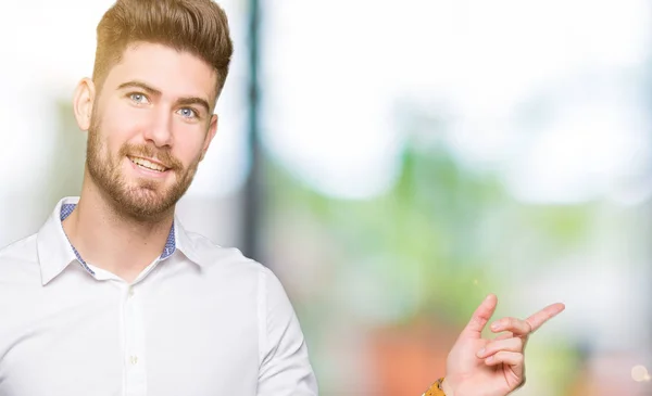 Jovem Homem Negócios Bonito Com Grande Sorriso Rosto Apontando Com — Fotografia de Stock