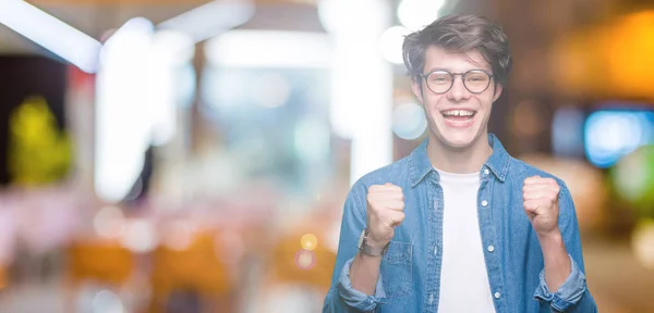 Jovem Homem Bonito Vestindo Óculos Sobre Fundo Isolado Celebrando Surpreso — Fotografia de Stock