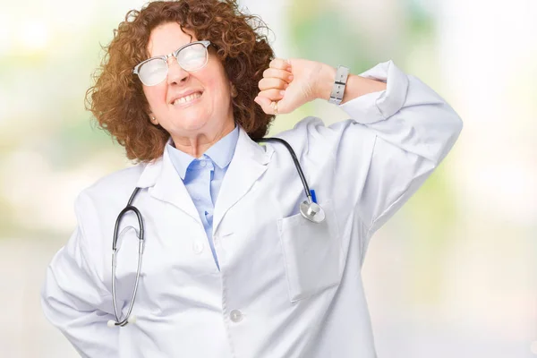 Mujer Médica Senior Mediana Edad Con Antecedentes Aislados Que Extienden —  Fotos de Stock