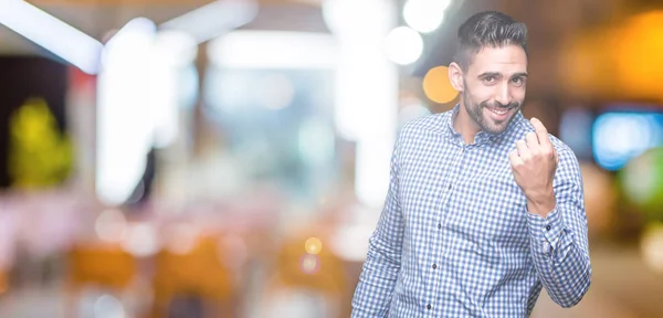 Joven Hombre Guapo Sobre Fondo Aislado Beckoning Ven Aquí Gesto — Foto de Stock