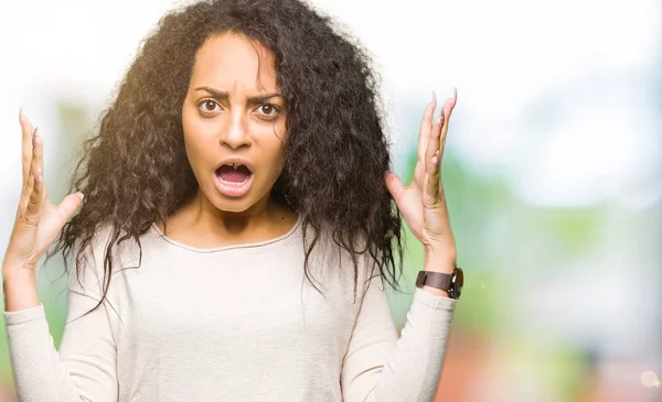 Jeune Belle Fille Aux Cheveux Bouclés Portant Pull Décontracté Fou — Photo