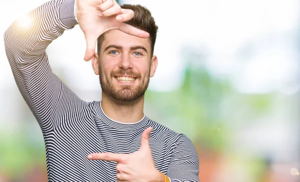 Joven Hombre Guapo Con Rayas Suéter Sonriendo Haciendo Marco Con —  Fotos de Stock