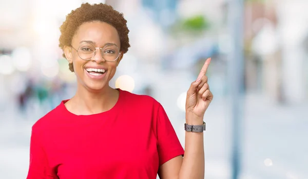 Vackra Unga Afroamerikanska Kvinnan Bär Glasögon Över Isolerade Bakgrund Med — Stockfoto
