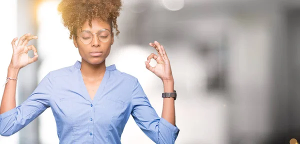 Bela Jovem Mulher Negócios Afro Americana Sobre Fundo Isolado Relaxar — Fotografia de Stock