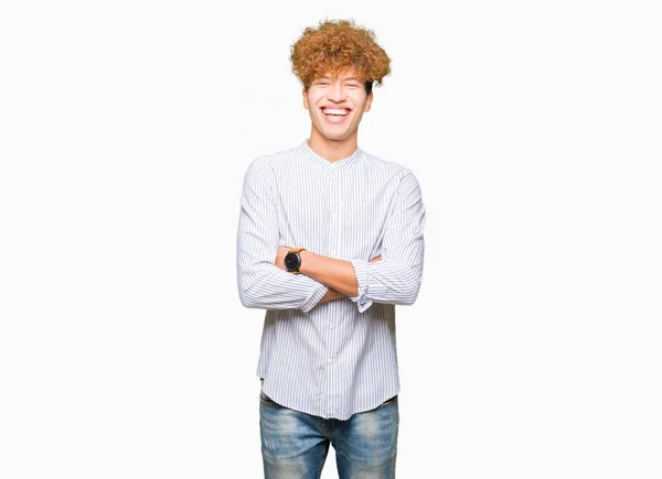 アフロヘアの若いハンサムなビジネスマンは カメラを見て腕を組んで笑顔のエレガントなシャツを着て幸せな顔をしています ポジティブな人 — ストック写真