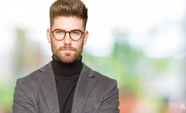 Junger Gutaussehender Geschäftsmann Mit Brille Skeptisch Und Nervös Ablehnender Miene — Stockfoto