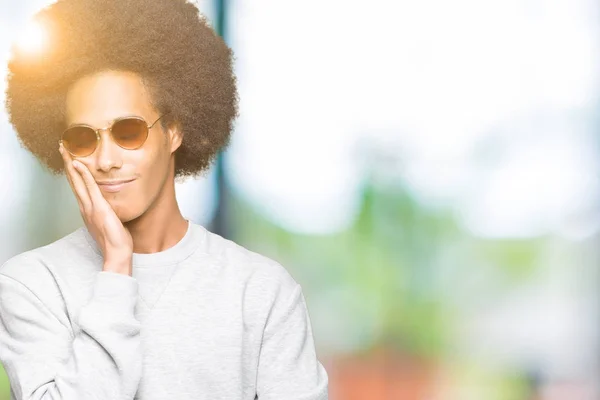Joven Afroamericano Con Cabello Afro Usando Gafas Sol Pensando Que — Foto de Stock