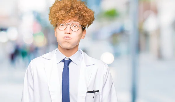 Joven Científico Guapo Con Gafas Hinchando Mejillas Con Cara Graciosa —  Fotos de Stock