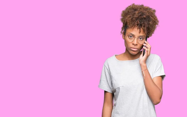 Mujer Afroamericana Joven Hablando Teléfono Inteligente Sobre Fondo Aislado Con —  Fotos de Stock