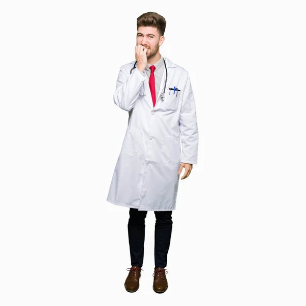 Giovane Bell Uomo Medico Indossa Cappotto Medico Cercando Stressato Nervoso — Foto Stock