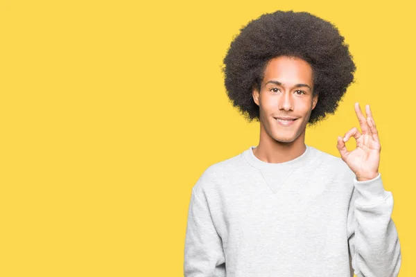 헤어스타일 스포티 운동복 긍정적인 손가락으로 사인을 아프리카계 미국인 성공적인 — 스톡 사진