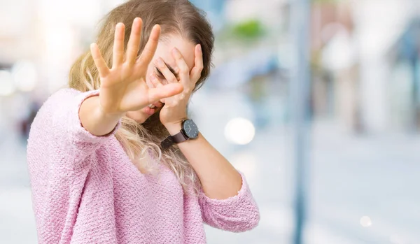 Vacker Ung Blond Kvinna Över Isolerade Bakgrund Som Täcker Ögon — Stockfoto