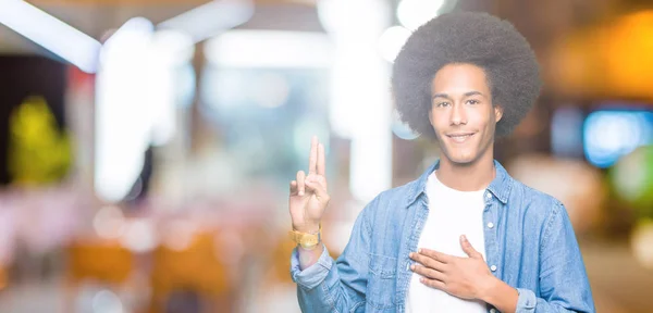 Młody African American Man Afro Włosy Przeklinanie Ręką Klatce Piersiowej — Zdjęcie stockowe