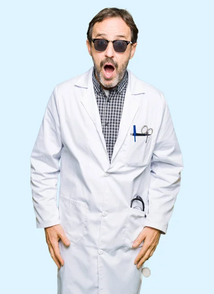 Guapo Médico Mediana Edad Hombre Con Gafas Sol Miedo Sorprendido — Foto de Stock