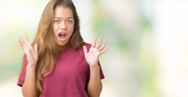 Jovem Bela Mulher Morena Sobre Fundo Isolado Com Medo Chocado — Fotografia de Stock