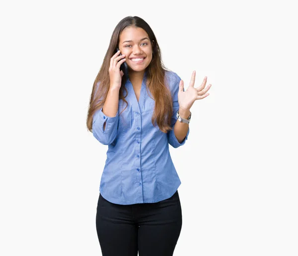 Junge Schöne Brünette Geschäftsfrau Spricht Auf Smartphone Über Isolierten Hintergrund — Stockfoto