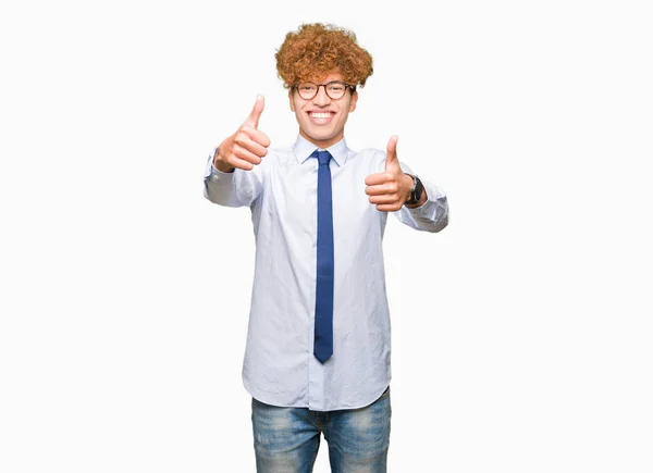 Joven Hombre Negocios Guapo Con Gafas Afro Que Aprueba Hacer — Foto de Stock