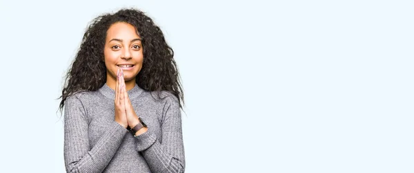 Jeune Belle Fille Aux Cheveux Bouclés Priant Avec Les Mains — Photo