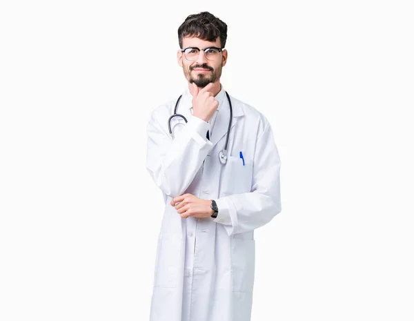 Joven Doctor Con Abrigo Hospital Sobre Fondo Aislado Mirando Confiado — Foto de Stock