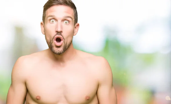 Bello Uomo Senza Camicia Che Mostra Petto Nudo Spaventato Scioccato — Foto Stock