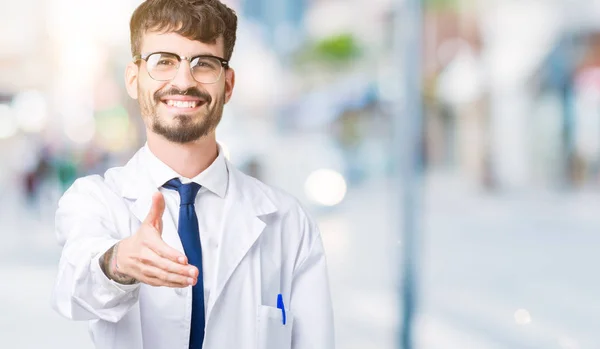 Giovane Scienziato Professionista Uomo Indossa Cappotto Bianco Sfondo Isolato Sorridente — Foto Stock