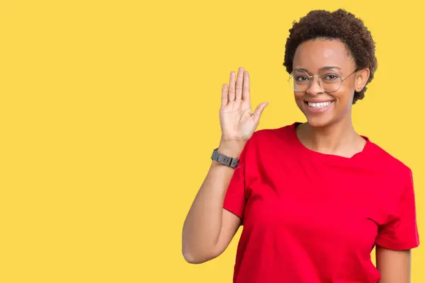 Hermosa Mujer Afroamericana Joven Con Gafas Sobre Fondo Aislado Renuncia —  Fotos de Stock