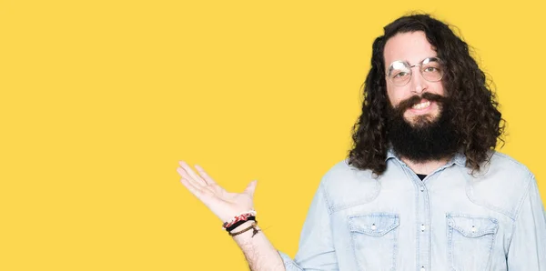 Homem Jovem Hipster Com Cabelos Longos Barba Vestindo Óculos Sorrindo — Fotografia de Stock