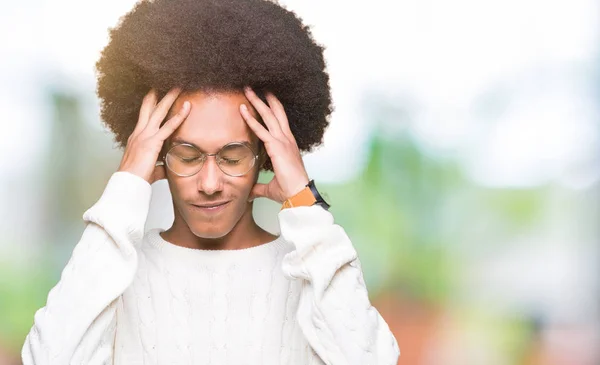 Jovem Afro Americano Com Cabelo Afro Usando Óculos Com Mão — Fotografia de Stock