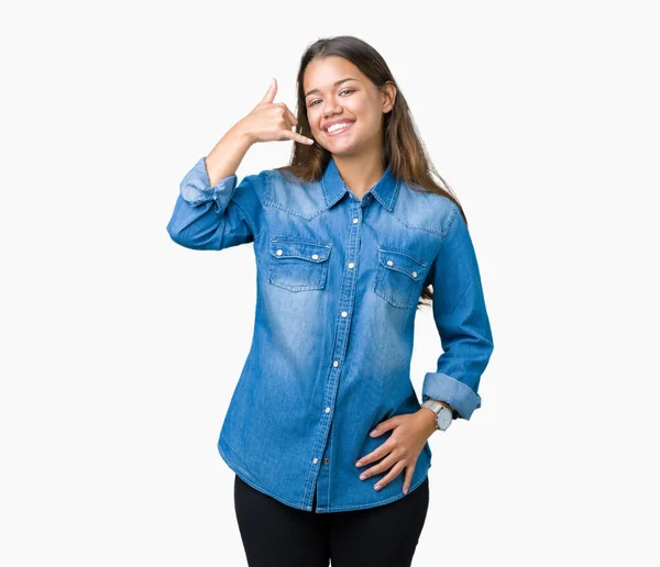 Joven Mujer Morena Hermosa Con Camisa Mezclilla Azul Sobre Fondo — Foto de Stock