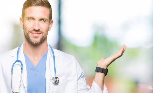 Bello Medico Uomo Indossa Uniforme Medica Sfondo Isolato Sorridente Allegro — Foto Stock