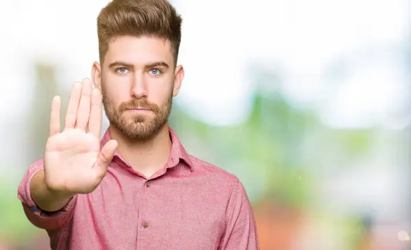 Joven Hombre Casual Negocios Guapo Haciendo Dejar Cantar Con Palma —  Fotos de Stock