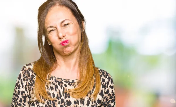 Schöne Frau Mittleren Alters Einem Kleid Mit Leoparden Animal Print — Stockfoto