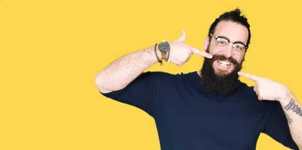 Homem Jovem Hipster Com Cabelos Longos Barba Vestindo Óculos Sorrindo — Fotografia de Stock