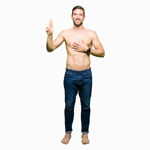 Hombre Guapo Sin Camisa Mostrando Pecho Desnudo Jurando Con Mano — Foto de Stock