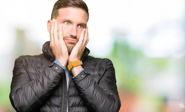 Homem Bonito Usando Casaco Inverno Mãos Cansadas Cobrindo Rosto Depressão — Fotografia de Stock