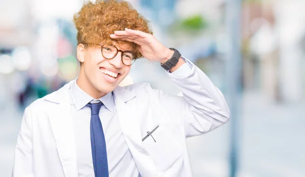 Junger Gut Aussehender Wissenschaftler Der Eine Brille Trägt Sehr Glücklich — Stockfoto