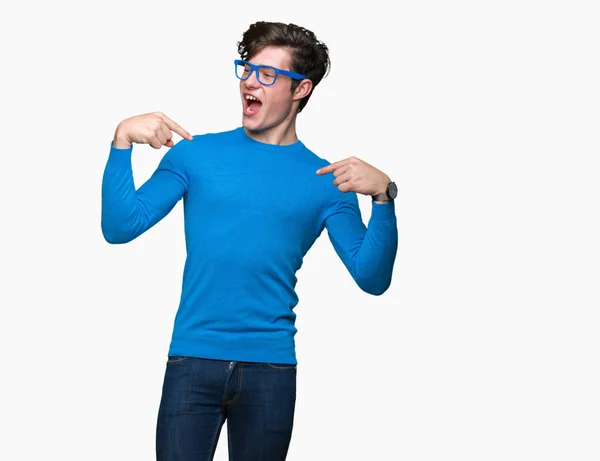 Homem Bonito Jovem Vestindo Óculos Azuis Sobre Fundo Isolado Olhando — Fotografia de Stock