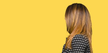 Güzel orta yaş kadın giyiyor güneş gözlüğü tarafa bakarak dinlenmek doğal yüz emin gülümseme ile pozuyla profil.