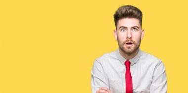 Genç yakışıklı iş adamı korkuyor ve sürpriz ifade, korku ve heyecan yüz ile şok.