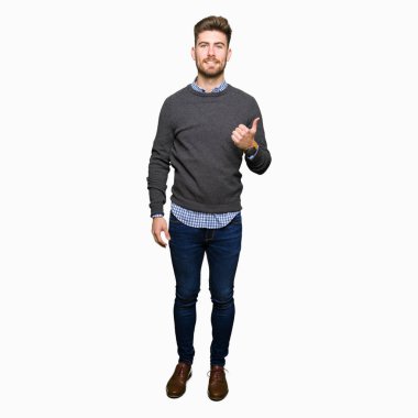 Hareketi el ile mutlu yaşasın yapan genç yakışıklı şık erkek. Kameraya bakarak başarı gösteren ile ifade onaylama.