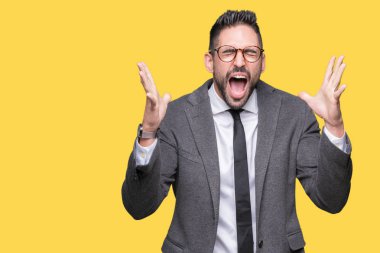 Genç iş adamı üzerinde arka plan deli kutluyor izole ve crazy arms ile başarı için kaldırdı ve heyecanlı çığlık gözleri kapalı yakışıklı. Kazanan kavramı