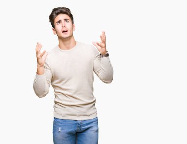 Genç yakışıklı adam izole arka plan çılgın ve kızgın bağırarak ve agresif ifade ve silah kaldırdı bağırıyor. Hayal kırıklığı kavramı.