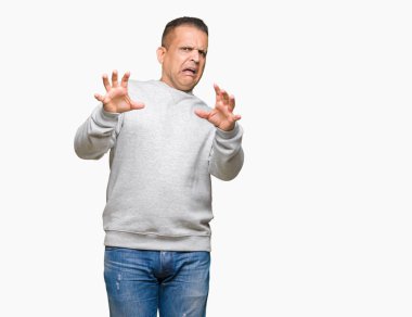 Üzerinde spor kazak giyen orta yaş Arap adam arka plan korkuyor ve korku ifade dur hareketi el ile ile dehşete şokta bağırarak izole. Panik kavramı.