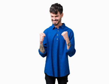 Soyutlanmış, mutlu ve heyecanlı genç bir adam kollarını kaldırmış, gülümseyen ve başarı için çığlık atan kazanan bir jest yapıyor. Kutlama konsepti.