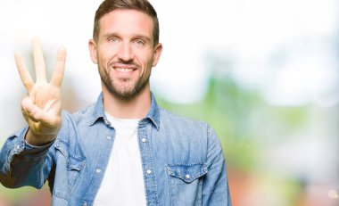 Sakal üzerinde gösterilen ve parmakları ile işaret denim ceket ve mavi gözlü yakışıklı adamla üçüncü ise kendinden emin ve mutlu gülümseyerek.