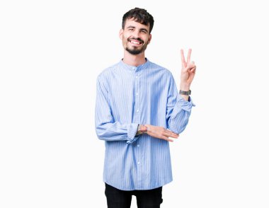 Genç yakışıklı iş adamı mutlu yüz zafer işareti yaparken kameraya göz kırpıyor ile gülümseyen izole arka plan üzerinde. İki numaralı.