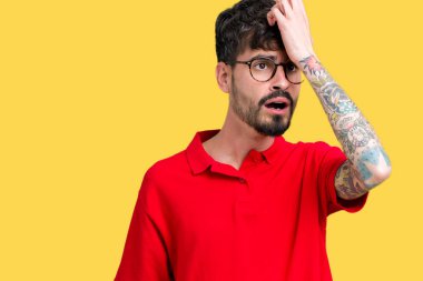 Genç yakışıklı adam gözlük izole arka kafasına hata için el ile sürpriz üzerinde hata hatırlıyorum. Unuttum, kötü bellek kavramı.